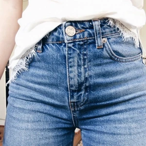 Gina tricot ”Dagny mom Jeans” - Mellanblå raka jeans i bra skick, strl 36! Frakt och pris kan självklart diskuteras💖 Originalpris 499:-