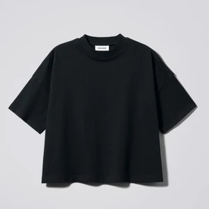 T-shirt från WEEKDAY - Säljer en basic slutsåld t-shirt från Weekday i storlek XS. Frakten står köparen för 