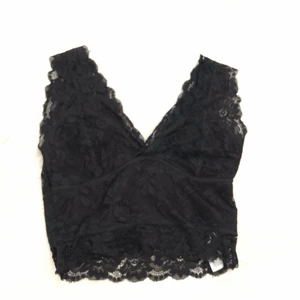 Topp - Topp ifrån mew yorker, köpt förra året och använd en gång så den är i fint skick, den är i spets och i strl s. Vid intresse skriv privat för intresse! (Du står för frakten!)