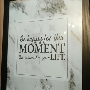 Citat marmor Tavla med ram. - 44x34cm. Citat "be Happy for this moment, this moment is life". Svart vit. Marmor. Träram. 