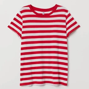 Randig t shirt - Röd och vit randig t shirt från hm i storlek s men skulle säga att den liknar mer som m. 