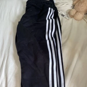 Adidas mjukis  - Säljer nu mina jätte sköna adidas mjukisbyxor. Nypris 499kr. Stl L men passar även M 💗