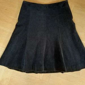 Manchester kjol - Jättefin manchester kjol som tyvärr är alldeles för stor. Fint skick. Köparen står för frakten.