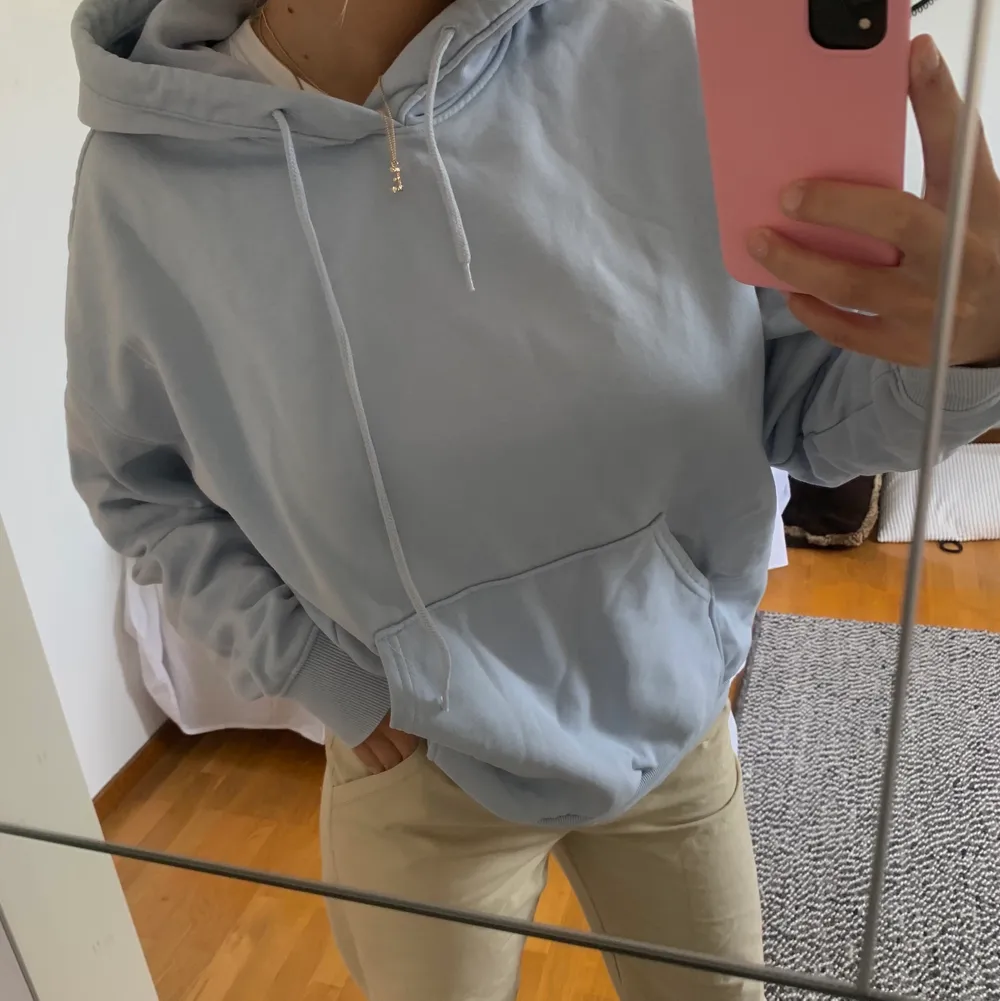 Ljusblå hoodie köpt på weekday, passar S-M oavsett kön💙 skriv för intresse eller fler bilder!! (Köparen står för frakten). Tröjor & Koftor.