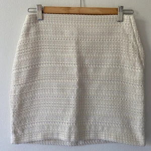 Vit kjol - Säljer min vita kjol för 40kr + 45kr frakt. (Säljer också samma modell i svart) Är i befintligt skick.💕✨