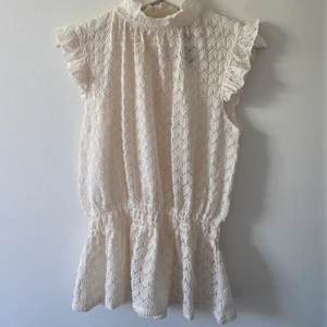 Vit spets topp - Säljer min söta spets topp från Lindex för 150kr + 45kr frakt. Aldrig använd!!💕✨