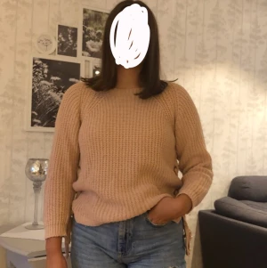 Rosa stickad tröja  - Stickad tröja från Amisu, färgen är mer som andra bilden än första. Knytdetaljer på sidorna.