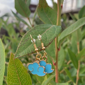 Blåa moln örhängen - Jag säljer ett par nya örhängen som är blåa moln och guld krokar. Dom kostar 25 kr + frakt.