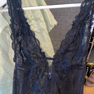 Spetsbody - Otroligt fin spetsbody som aldrig kommit till användning💗 var rätt svår att få rättvis på bild så bara att skriva om ni vill ha fler bilder🥰 passar perfekt både som festtopp eller bara som en fin underklädesbody❤️