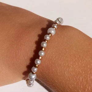 Armband - Detta armband är runt 20 cm men gjort av elastisk tråd. De är helt nytt och hemmagjort. 13 kr ink frakt.