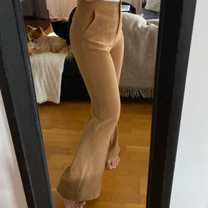 Kostymbyxor - Jättefina kostymbyxor från Nelly, storlek 34, högmidjade. Det är en mörkare beige färg, uppsydda för mig som är 160 cm. Jättefint skick, sparsamt använda 🤍