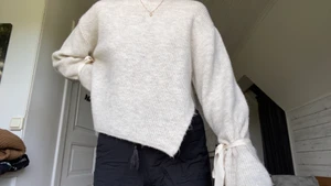 Stickad tröja - Vit stickad tröja med slits på sidan. I väldigt bra skick.