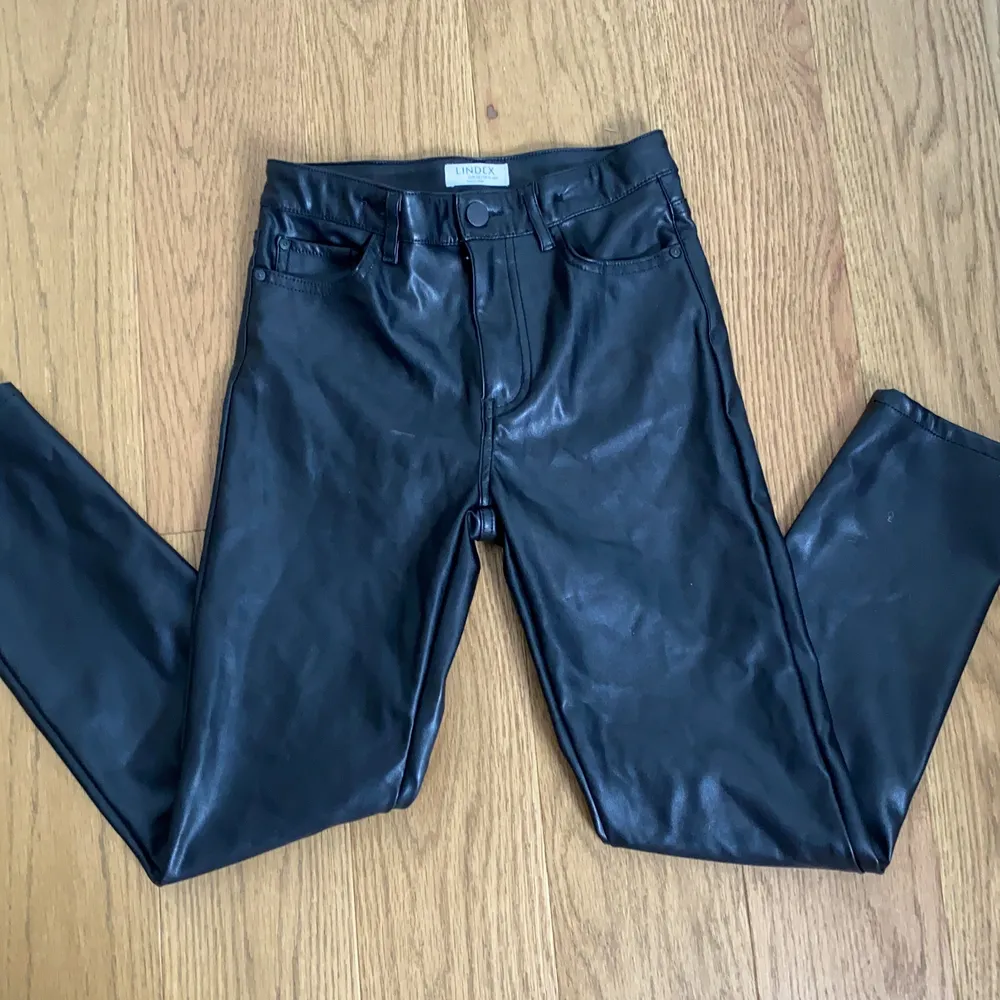 Det här är ett par skinn byxor från Lindex. Har kommit till bra användning✨ det står att dom är 11-12 me jag tycker att dom passar mer som 11år🥰. Jeans & Byxor.