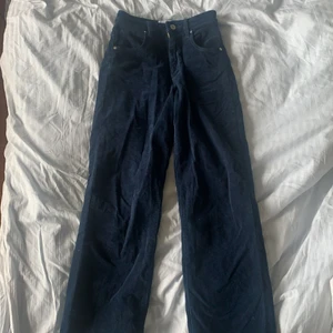 Mörkblå manchesterbyxor från abrand - Stretchiga och bekväma. Toppenskick och endast används ett fåtal gånger. Ordinarie pris 899kr