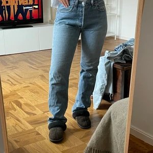 Levis 501 raka vintage jeans - Är 165 cm lång! Strl 32/32, passar mig som är 36-38. Köpta vintage, har en liten slitning i skrevet (syns ej när man har dem på sig) och en bältesstropp har lossnat. Annars fint skick. Sitter riktigt bra på! 