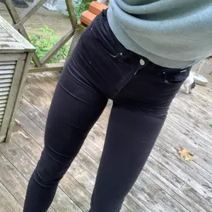 Svarta tighta jeans i fint skick. Stretchiga och sköna. Fraktkostnad kollar jag upp vid intresse:)