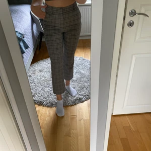 Rutiga Kostymbyxor - Rutiga kostymbyxor från Gina Tricot i modellen ”Lisa trousers”. Storlek 34, knappt använda.