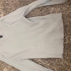 Super fin ljusblå tröja - Säljer den här super fina blåa tröjan från hm i storlek s, säljer pga att tröjan inte kommer till så stor användning!