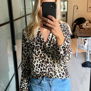Leoblus från Lindex  - Jättefin blus i leopardmönster från Lindex storlek S.