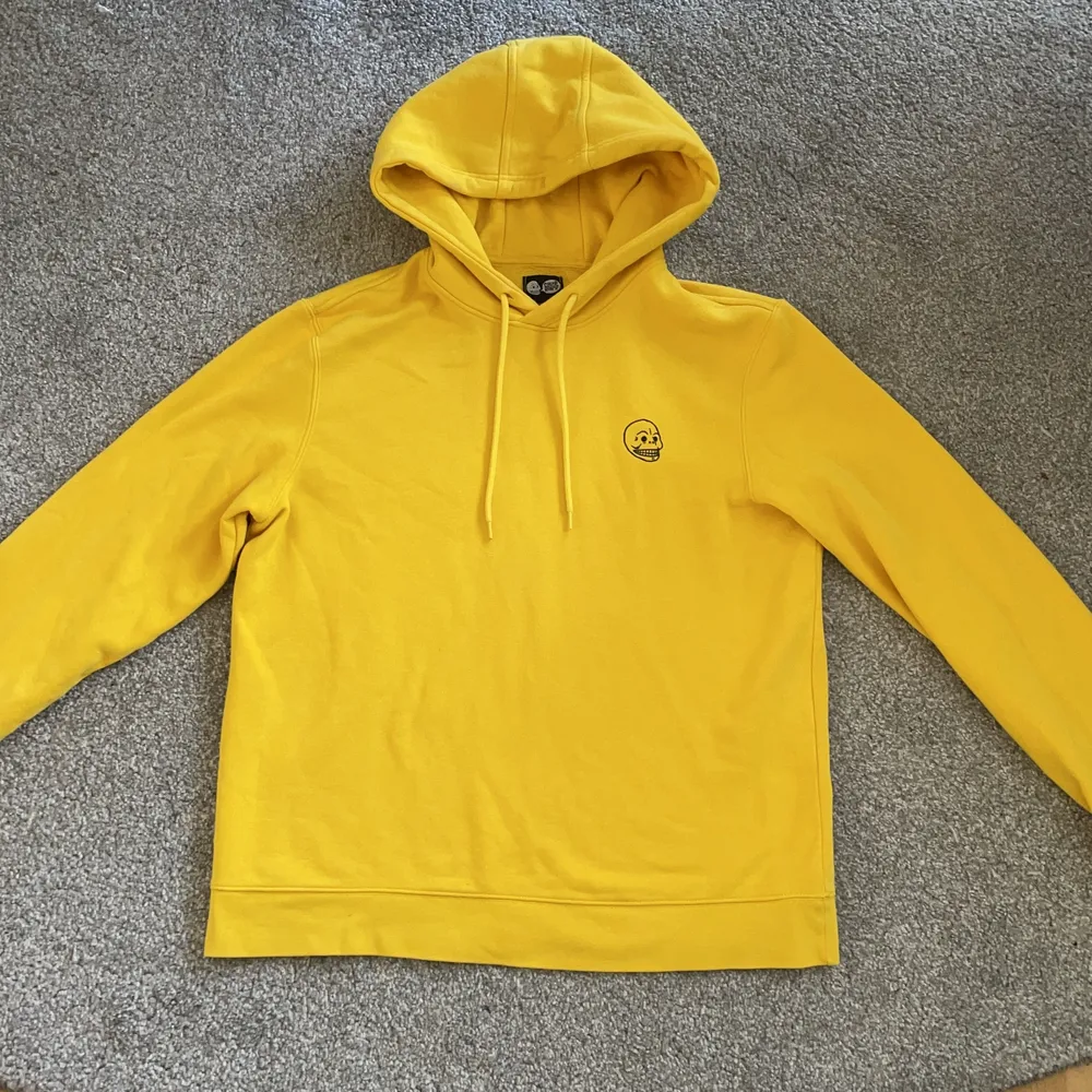 Supersnygg gul oversized Cheap Monday hoodie som är sparsamt använd. Supermjuk och skön inuti, väldigt bekväm😻 köparen står för frakten. Hoodies.