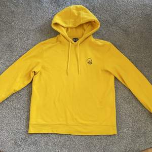 Supersnygg gul oversized Cheap Monday hoodie som är sparsamt använd. Supermjuk och skön inuti, väldigt bekväm😻 köparen står för frakten