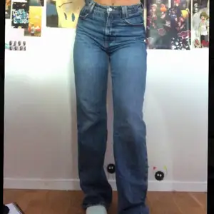 jeans från zara köpta förra året✨ passar bra i längden på mig som är 170😌 