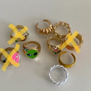 Ringar - 99kr styck eller paket pris på 150 för två, frakt är gratis. En del är justerbara (de längst till höger på bilderna) och de andra är ungefär storlek M/S. De ska inte rosta💕💜
