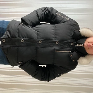 Moose knuckles strl XL - Moose knuckles vinterjacka, köpt förra vintern. Har ej tagit hand om den så bra därav billigt pris. Kan gå ner några hundra lappar om det går snabbt och smidigt.