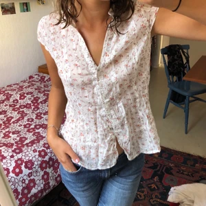 Blus! - Blommig blus! Står ingen storlek men passar mig som är S. 💓💓