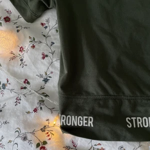 STRONGER TRÖJA XS - Stronger träningströja i storlek Xs Använd men jätte fint skick!! Säljer för 199 o nypris 299 kr! Buda i dm🧚🏻💭💕 Säljer pga kommer inte till användning⚡️ SKRIV ENDAST OM DU ÄR SERIÖS O INTRESSERAD!!💕 Tar endast swish😝 #tröja #stronger #militärgrön