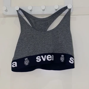 träningstopp - en träningstopp från SVEA. tyvärr så vet jag inte storleken men skulle vilja säga att den passar åldrar från 13-17 ungefär, såklart beror det på. hör gärna av er vid intresse eller behov av mer information så fixar jag det!💞🥰