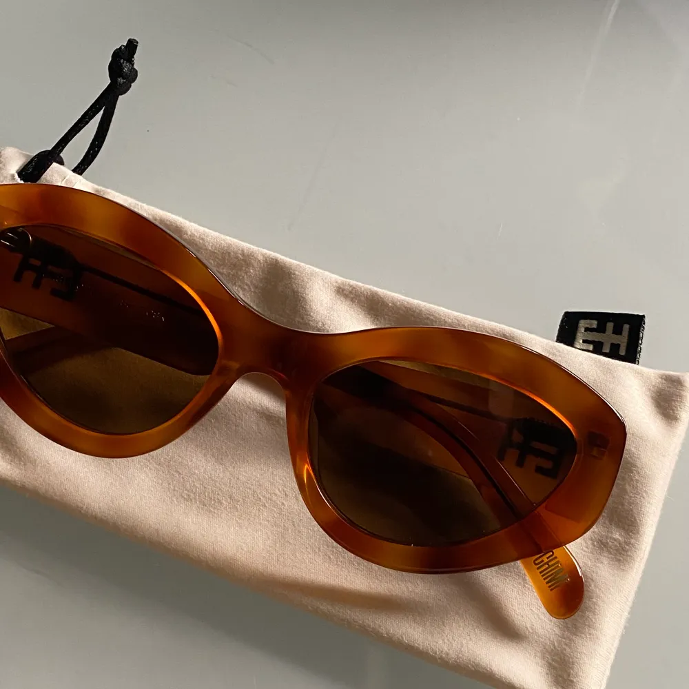 Otroligt sparsamt använda solglasögon från Chimi i samarbete med Elsa Hosk. Limited edition kollektion som inte säljs längre! . Accessoarer.