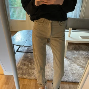 Beiga Jeans - Ett par beiga jeans i nyskick, strl 34.   På bilden har jag vikt upp benen men såklart kan man ha nervikt med :)