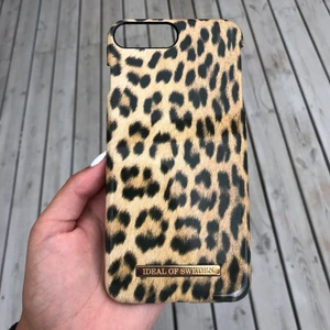 Ideal of Sweden mobilskal - Säljer detta jättefina mobilskal som passar till IPhone 7 Plus/ 8 Plus. Skicket är jättebra! Om fler är intresserade blir det budgivning. Du själv står för fraktkostnaden❣️