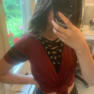 Längre t-shirt - En längre t-shirt med snörning vid bysten i strl XS. Från New Yorkers märke ”FB sisters”. Använd en gång och är därför i nyskick.