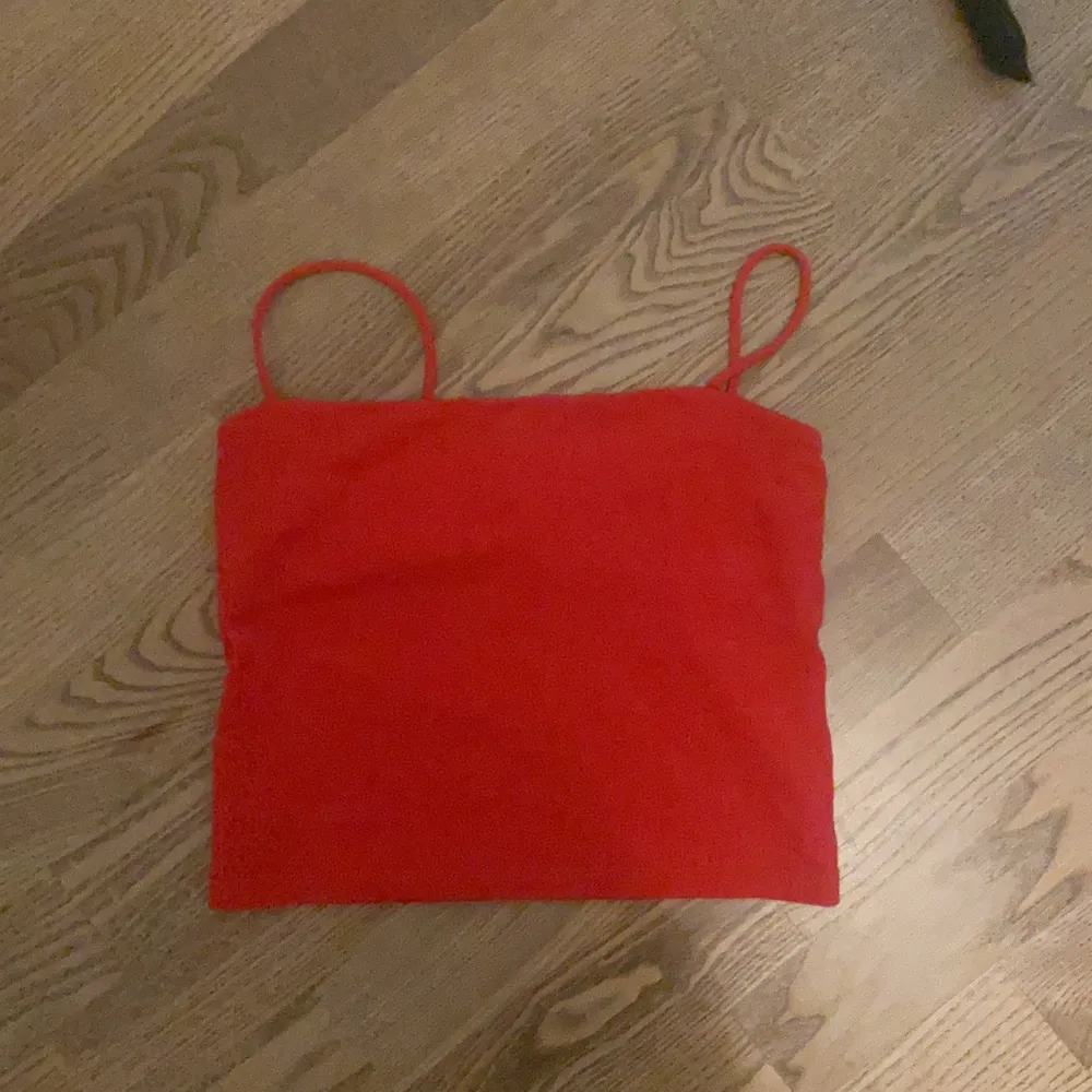 Ett rött linne från Gina tricot i storlek XS. Toppar.
