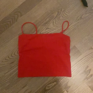 Rött linne  - Ett rött linne från Gina tricot i storlek XS