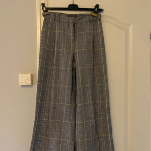 Gråa kostymbyxor - Säljer dessa gråa kostymbyxor från primark. Storlek 36. Möts upp i Västerås och eventuellt Stockholm. Betalning via Swish.💕