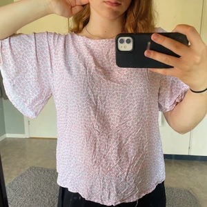 Blommig topp - Supergullig sommartopp i nyskick! Extremt skön och jättefin. Storlek M men skulle säga att den passar allt mellan M-XL och fortfarande sitter bra! Stryker innan den skickas! Frakt tillkommer🤎
