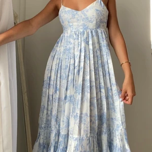 H&m klänning  - Så härlig blå klänning från H&M i en väldigt liten storlek så passar endast xs och mindre! Köparen står för frakten💗