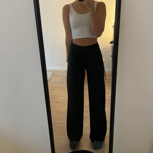 Kostym byxa - Kostym byxa från bershka använd 2 ggr. Säljer pga jag har för många kostymbyxor och dessa kommer ej till användning. Köptes för 200kr säljer för 100 + frakt. Storlek 34 går ner till hälarna på mig som är 167  