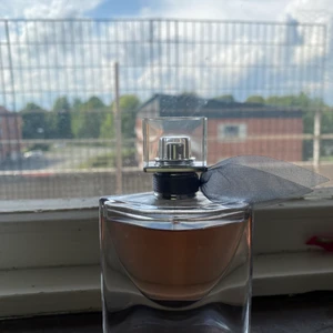 Lancome la vie est Belle  - Säljer min la vie est Belle parfym som aldrig används då den inte klär mig. Endast testad. Se volym på bilden. Nypris 615kr mitt pris 350kr 30ML EDP 