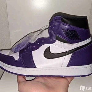 Jordan 1 Royal Purple - Finns i alla storlekar och skickas med gratis spårbar frakt