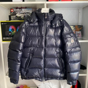 Moncler Maya - Size 1 (Navy) Har en lagning, kommer med kvitto, galge och påse.