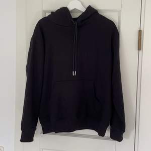 Hoodie från H&M som inte kommer till användning då jag har andra svarta hoodies. Oanvän och i topp skick✨ säljer billigt då jag vill bli av med den. Köpt för 199kr skulle säga att storleken passar allt från XS-M beroende på hur man vill att den ska sitta!💕