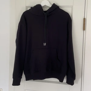 Svart hoodie - Hoodie från H&M som inte kommer till användning då jag har andra svarta hoodies. Oanvän och i topp skick✨ säljer billigt då jag vill bli av med den. Köpt för 199kr skulle säga att storleken passar allt från XS-M beroende på hur man vill att den ska sitta!💕