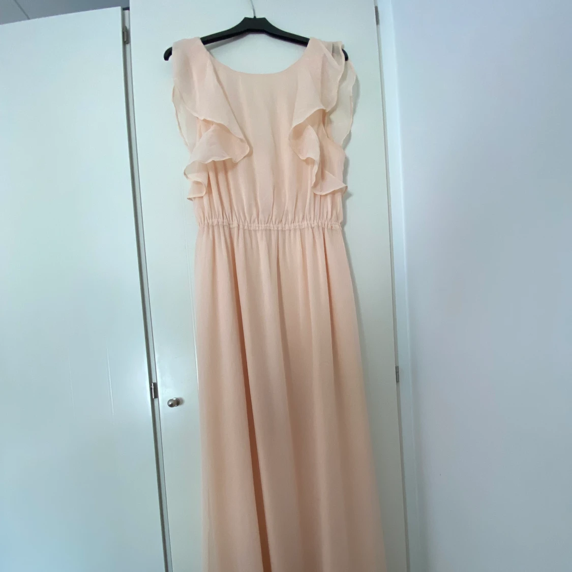 Balklänning i storlek S kostar 250 kr