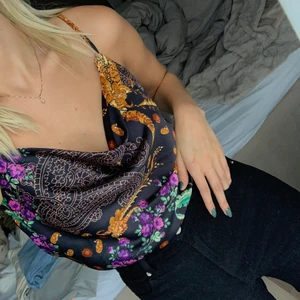 Blus - Blus med vackert fall där fram! Använd 1 gång och är slutsåld sedan något år tillbaka, köparen står för frakten💕