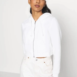 Vit croppade zip hoodie - Säljer denna gosiga croppade hoodie ifrån monki! Säljer pågrund av att jag har många olika tjock tröjor. Den är croppad så lite kortare och inte lika overzise som de flesta zip hoodies. Den är inte så gul som bilden visar det är bara ljuset, den är vit! 😇
