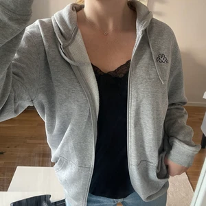 Zip hoodie - Snygg grå zip up från Kappa! Kommer inte till användning längre tyvärr, bra skick och inga tydliga defekter. Står XXL men sitter mer som en XL